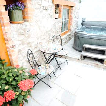 Quaint cosy cottage with a hot tub in Tenby centre