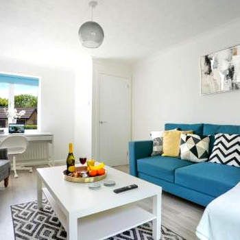 Detached House - Close to City Centre - Free Parking, Fast Wifi, Private Garden and Smart TV with Netflix by Yoko Property