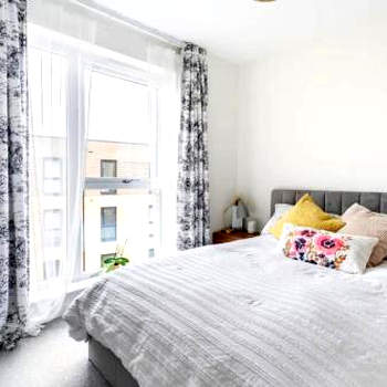 Sunny Luxury Skyline Flat near Alexandra Palace, Tottenham Stadium & Drumsheds