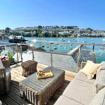 Enchanting Harbourside Cottage with Panoramic Views