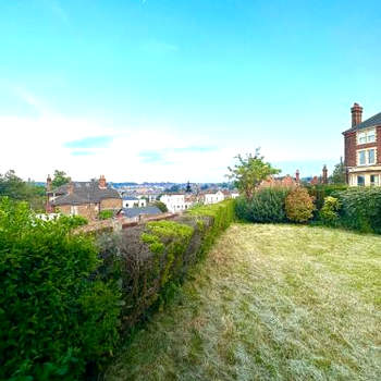 Rochester town centre beautiful 3-Bedroom House with garden