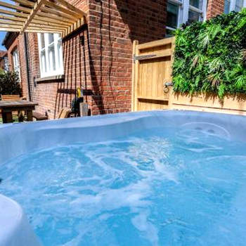 1 The Old Schoolhouse for 5+cot; hot tub, parking, pets