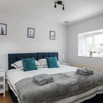 Detached House - 5 mins drive to City Centre - Free Parking, Fast Wi-Fi and Smart TV with Sky TV and Netflix by Yoko Property