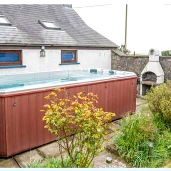 Glom Cottage Tenby, sleeps 6, swim spa, near beach