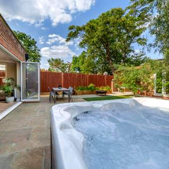 Stunning 3B2Ba Huge entertaining space and hottub!