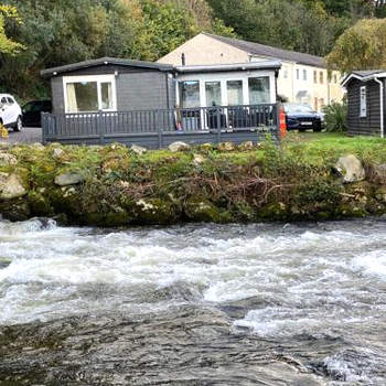 Stunning 3 Bed Riverside Cabin in Snowdonia