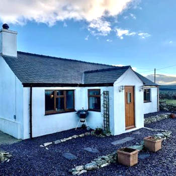 Welsh cottage coastal retreat with stunning views