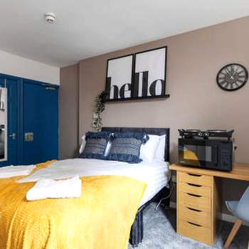 City Centre Studio 2 with Kitchenette, Free Wifi and Smart TV with Netflix by Yoko Property