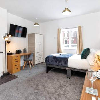 City Centre Studio 8 with Kitchenette, Free Wifi and Smart TV with Netflix by Yoko Property