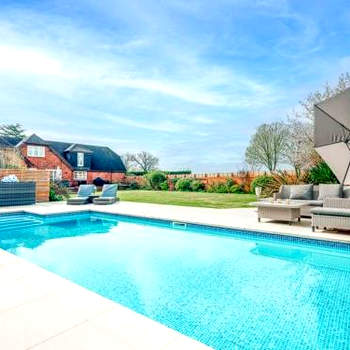 The Paddock - Luxury 5 Bed with Swimming Pool!