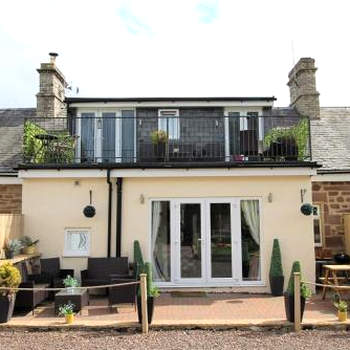 Berwick Upon Tweed - Norham - 3 Bedrooms 2 Bathroom Cottage - Fast Wifi - Private Balcony & Garden & Parking - Quiet Rural Location - Pets Stay Free