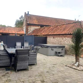 Luxury barn with hot tub (Dogs Welcome)