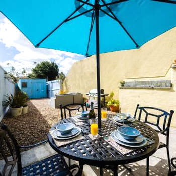 Flat 1 Flint House Tenby - 2 bedroom - garden - parking - dog friendly