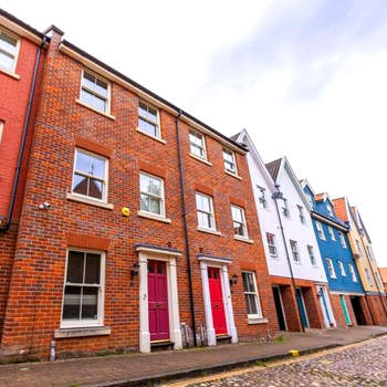 Luxury 5 Bed house in the City, includes parking & EV point