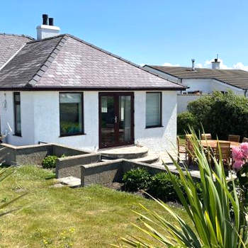 Spacious Bungalow with sea views 'West Wind’