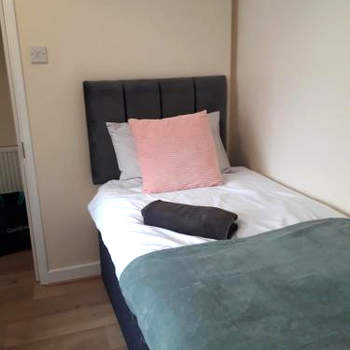 Luxury 4 Bedroom City Centre Retreat FREE PARKING & FREE WIFI