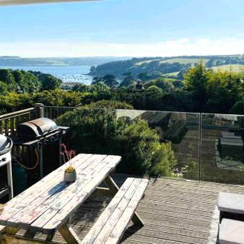 Gorgeous 3 bed house with sea views and hot tub