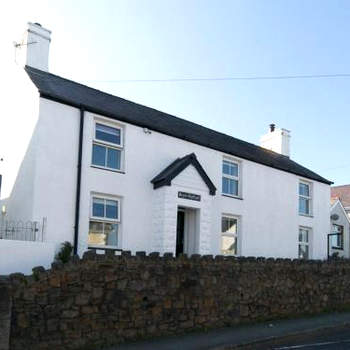 Pass the Keys Spacious Cottage in central Benllech with parking