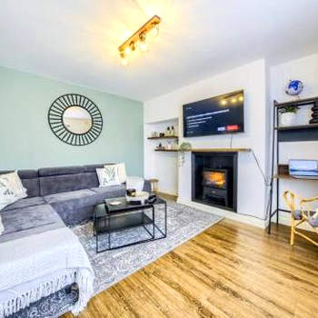 LOW rate for a 4-Bedroom House in Coventry with Free Unlimited Wi-fi 2 Car Parking 53 QMC