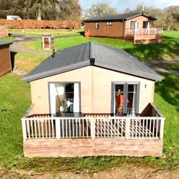 Two Bedroom Lodge In The Country - Owl, Peacock & Meadow