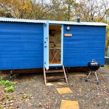 Cosy Shepherd's Hut with Hot Tub