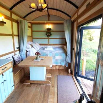 The Mallard Shepherd's Hut with Hot Tub