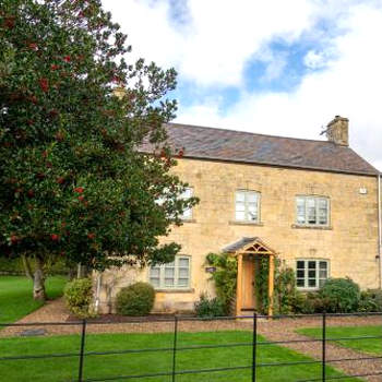 Pass the Keys - Cotswolds Farmhouse - Sleeps 10 - Stunning garden