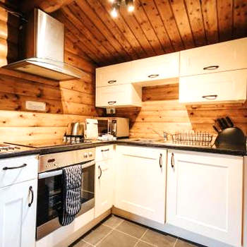 Rural Log Cabin in Snowdonia - 2 Bedrooms & Parking