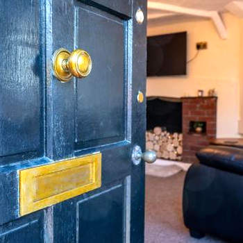 Town Centre Cottage 3 Bedroom inc Parking (1 car)
