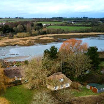 The Lodge: Adorable, Romantic Thatched Cottage