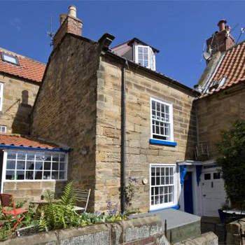 2 Bed in Robin Hoods Bay G0085