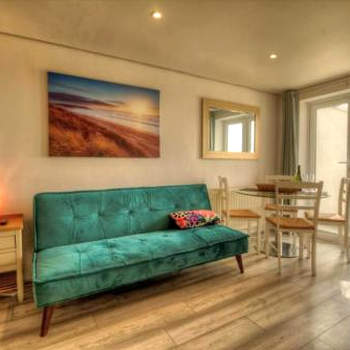 Stunning Solent View Beachfront Apartment, Sleeps4