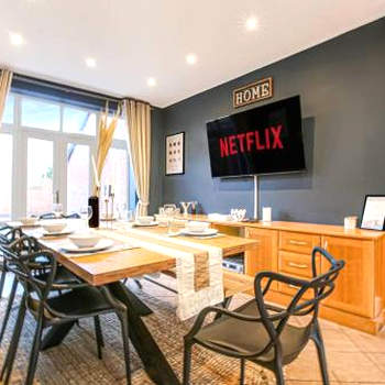 6 Bedroom Detached House with Free Parking, Pool Table, Sky TV, Xbox, Free Parking, Super-Fast Wifi and Garden by Yoko Property