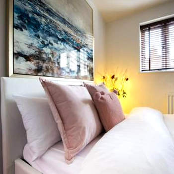 4 Bed Townhouse 2 mins from everything & parking!