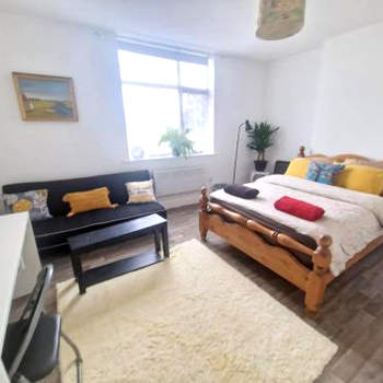 Cosy split-level 2 bed apartment