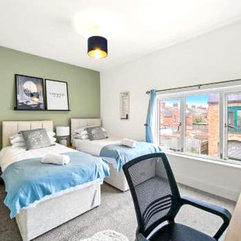 Spacious House - Sleeps 10 - Central Location - Free Parking, Fast WiFi and Smart TV with Nerflix by Yoko Property