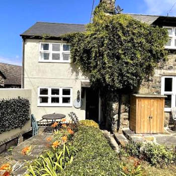 Cosy modern cottage by the sea, heart of snowdonia