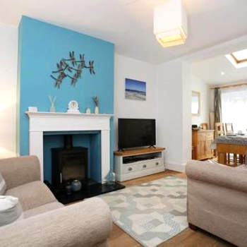 BOURNECOAST: LOVELY HOUSE WITH GARDEN/WIFI -HB8435