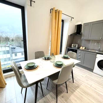 Stunning Apartments for Groups & Families - Next to Tube & City Centre