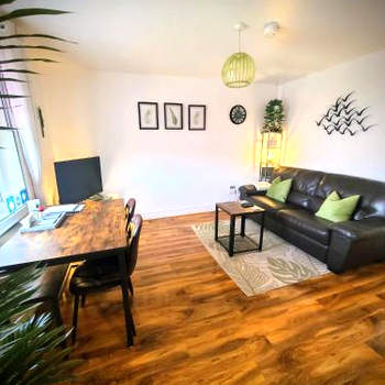 VALE VIEW APARTMENT, Prestatyn, North Wales - a smart and stylish, dog-friendly holiday let just a 5 min walk to beach & town!