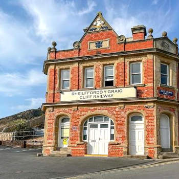 Cliff Railway Apartment