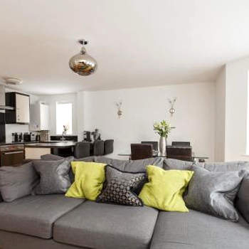Stunning Contemporary Apartment - Free Parking - 5 Minute Walk To The Beach, - Great Location - Fast WiFi - Smart TV With Netflix Included - Perfect For Short and Long Stays