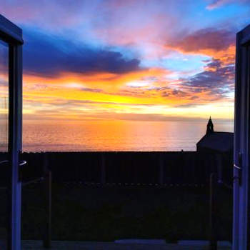 Allibella Shepherds Hut, Amazing Seaview, Private garden, Pet Friendly