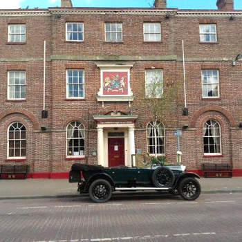 The Londesborough Arms bar with en-suite rooms