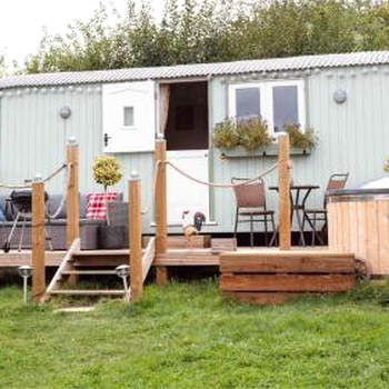 Shepherds Hut with Hot Tub