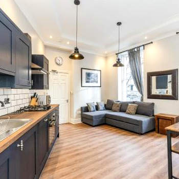 REFURBISHED QUIET EDINBURGH VICTORIAN APARTMENT - NEXT TO HIGH ST, TRAM and BUSES