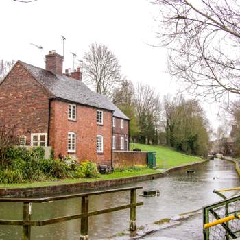 Tub Boat Cottage