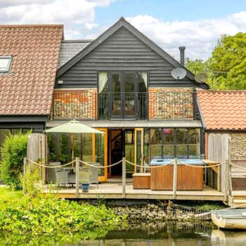 16th Century Cartlodge with private hot tub