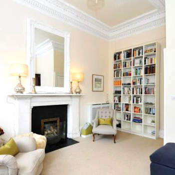 325 - Delightful 2 bedroom apartment situated in typical 18th century square