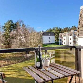 Fantastic top floor apartment next to Gleneagles